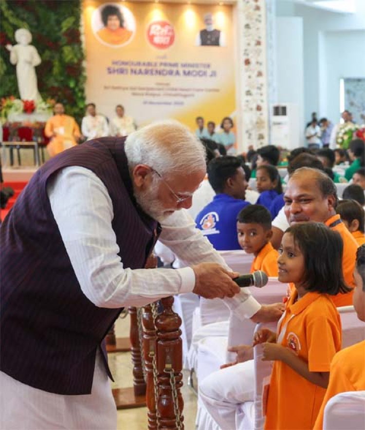 नवा रायपुर में हृदय रोगों के सफल ऑपरेशन वाले बच्चों से प्रधानमंत्री ने की बातचीत
