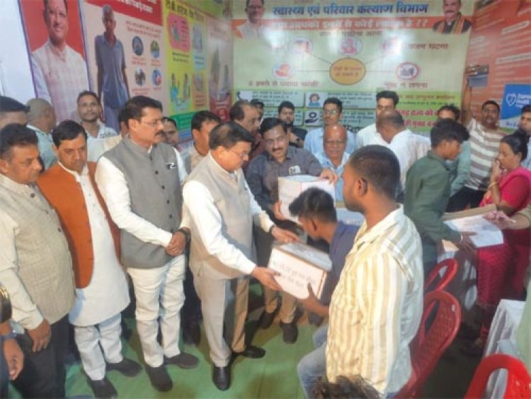 राज्योत्सव में मंत्री लखन लाल देवांगन के द्वारा पांच टीबी मरीजों को दिया गया फूड बास्केट
