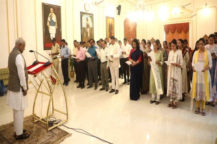राज्यपाल मंगुभाई पटेल ने अधिकारी-कर्मचारियों के साथ गाया “वंदे मातरम्”