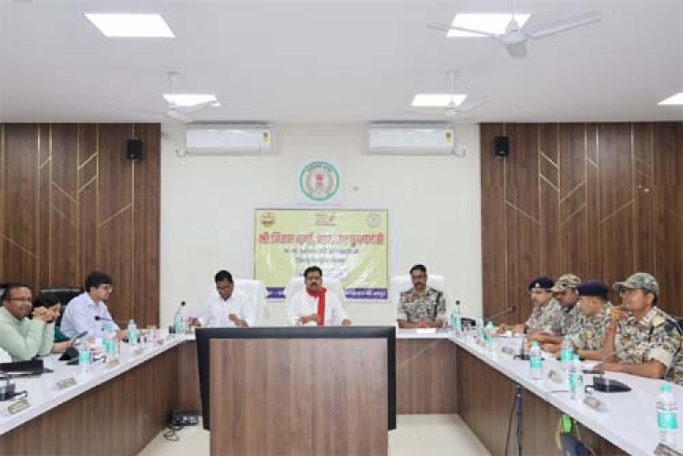 उपमुख्यमंत्री विजय शर्मा ने बीजापुर में नक्सल उन्मूलन एवं अंदरूनी क्षेत्रों में विकास कार्यों की ली समीक्षा