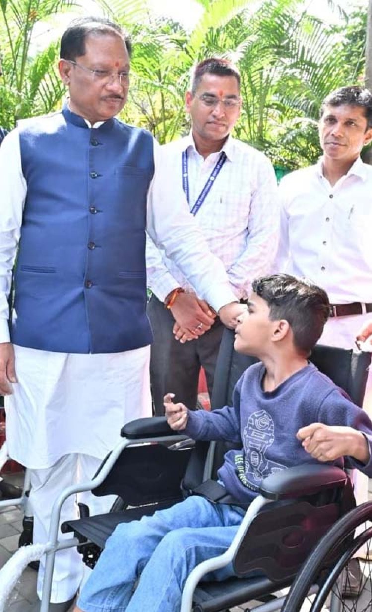 पैरों से चित्र उकेरने वाली पूनम बिटिया के जीवन में मुख्यमंत्री ने भरी नई उम्मीद, अब विशेष विद्यालय में मिलेगा शिक्षण और छात्रवृत्ति