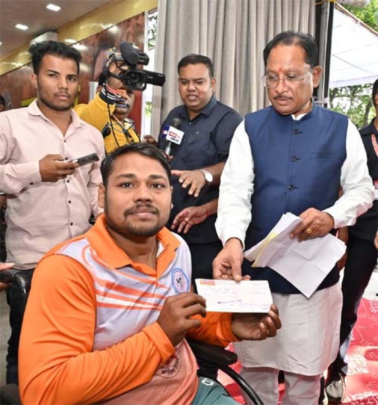 दिव्यांग रग्बी खिलाड़ी की मदद के लिए मुख्यमंत्री आगे आए, जनदर्शन में स्वीकृत किया 90 हजार रुपए का आर्थिक अनुदान