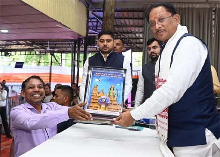 जनदर्शन में अद्भुत दृश्य:भिलाई के अंकुश देवांगन ने मुख्यमंत्री को भेंट की संगमरमर पर बनी प्रधानमंत्री नरेंद्र मोदी की सूक्ष्म प्रतिमा