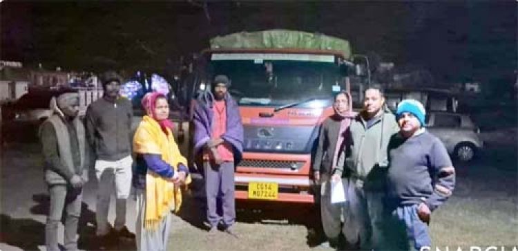 कुनकुरी के ग्राम हर्राडाड़ में 423 बोरा अवैध धान परिवहन करते जब्त