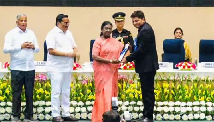 राष्ट्रपति द्रौपदी मुर्मु ने रायपुर जिले को किया सम्मानित