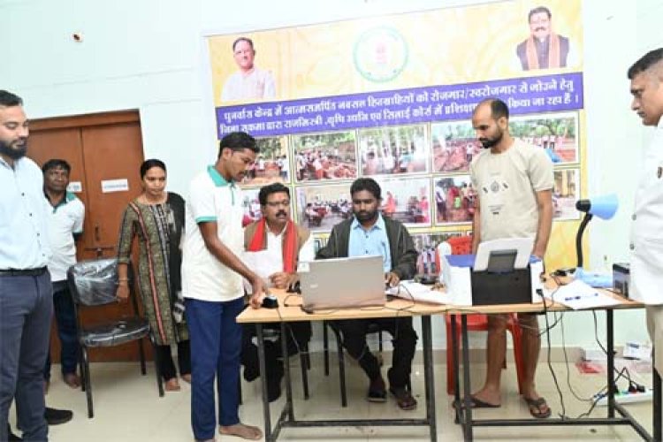 पुनर्वासित युवाओं के साथ उपमुख्यमंत्री ने लगाई चौपाल, खुद बैठकर युवाओं के बनवाये आधारभूत दस्तावेज