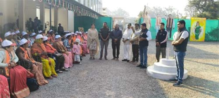 रामलला दर्शन कर लौटे श्रद्धालुओं का भव्य स्वागत उपमुख्यमंत्री विजय शर्मा की ओर से तिलक, माला, शॉल व श्रीफल देकर अभिनंदन