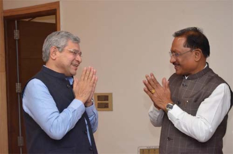 मुख्यमंत्री विष्णुदेव साय ने केंद्रीय रेल मंत्री अश्विनी वैष्णव से की सौजन्य मुलाकात