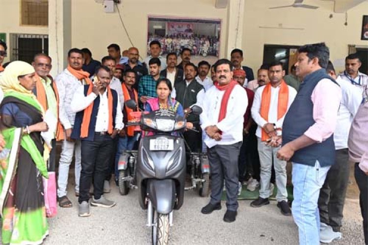 वनांचल की दिव्यांग आंगनबाड़ी कार्यकर्ता को उपमुख्यमंत्री ने दिलाई स्कूटी