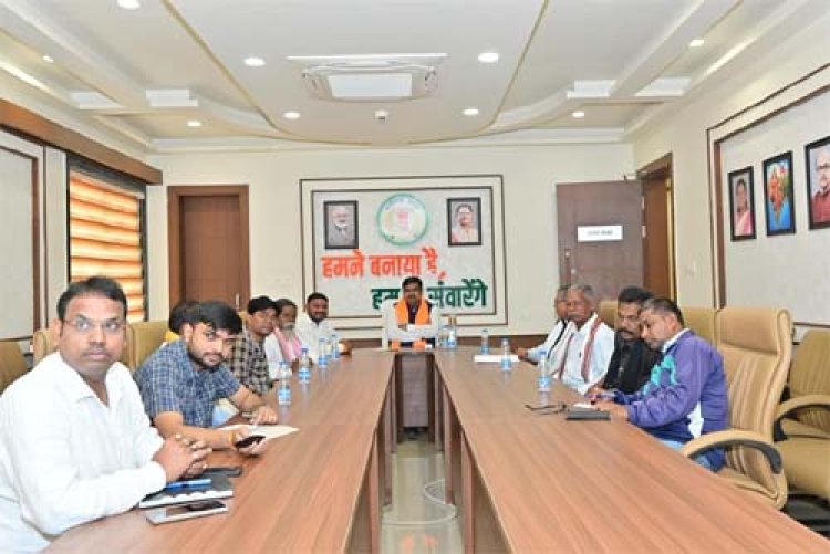 शिक्षा मंत्री गजेन्द्र यादव ने नवा रायपुर निवास में सुना प्रधानमंत्री नरेंद्र मोदी के ‘मन की बात’ का 128वां एपिसोड