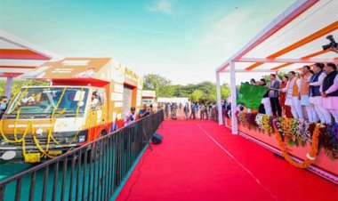 मुख्यमंत्री ने विकास रथों को हरी झंडी दिखाकर किया रवाना- गांव-गांव, ढाणी-ढाणी तक पहुंचेंगे विकास रथ