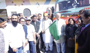 पशुपालन मंत्री ने सुमेरपुर में विकास रथों को हरी झंडी दिखाकर किया रवाना