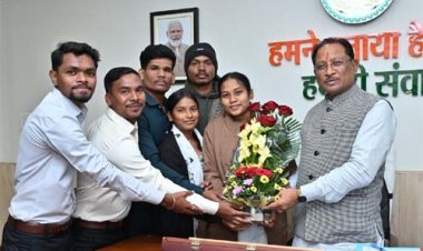 मुख्यमंत्री साय से शासकीय आदर्श पोस्ट मैट्रिक आदिवासी बालक छात्रावास के प्रतिनिधिमंडल ने की सौजन्य मुलाकात