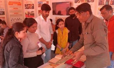 जेकेके में आयोजित राज्य स्तरीय प्रदर्शनी में राज्य सरकार के विगत दो वर्षों में पर्यटन क्षेत्र में किये गए शानदार कार्यों की जानकारी प्राप्त करते नजर आये विजिटर्स