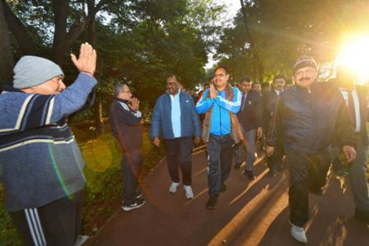 मॉर्निंग वॉक पर मुख्यमंत्री, जवाहर सर्किल पार्क में वॉक के साथ आमजन से की मुलाकात