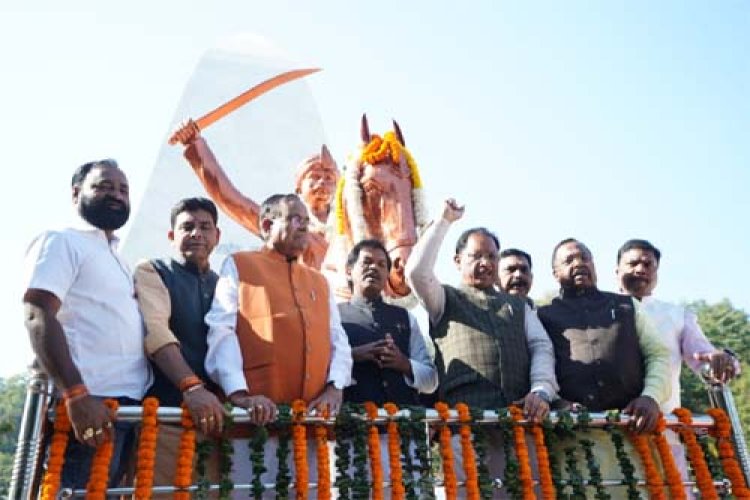 मुख्यमंत्री ने शहीद वीर नारायण सिंह को अर्पित की श्रद्धांजलि