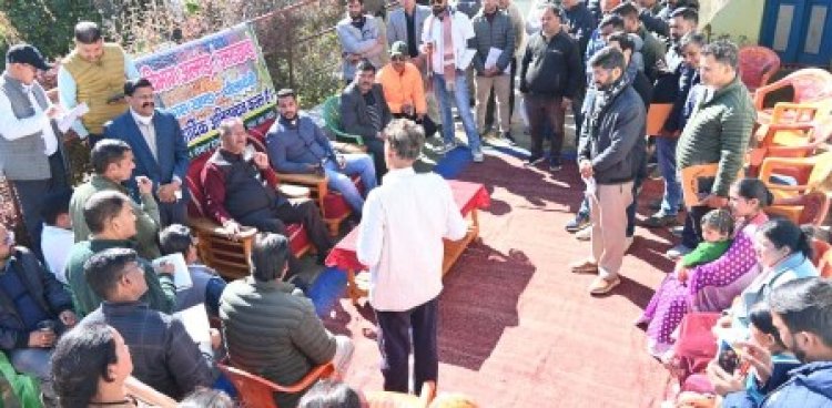 अल्मोड़ा के भगरतौला में कृषि मंत्री गणेश जोशी ने किसानों से किया संवाद