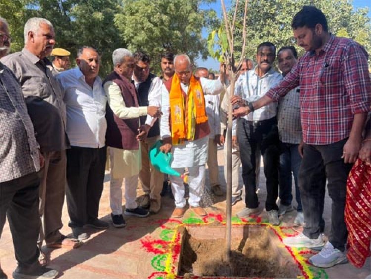 शिक्षा मंत्री ने जोधपुर के हर्बल गार्डन में किया पौधरोपण