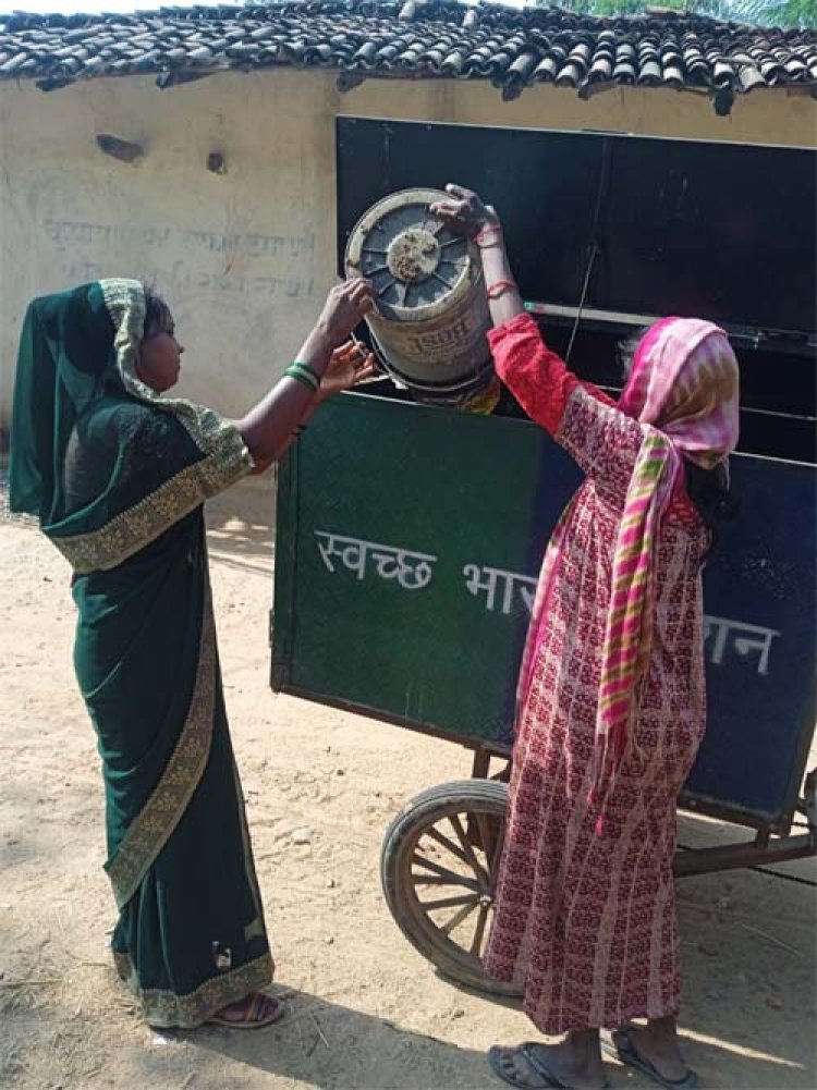 स्वच्छता दीदी द्वारा ग्रामीण क्षेत्रों में किया जा रहा है डोर टू डोर कचरा संग्रहण