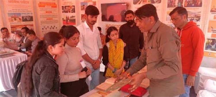 जेकेके में आयोजित राज्य स्तरीय प्रदर्शनी में राज्य सरकार के विगत दो वर्षों में पर्यटन क्षेत्र में किये गए शानदार कार्यों की जानकारी प्राप्त करते नजर आये विजिटर्स