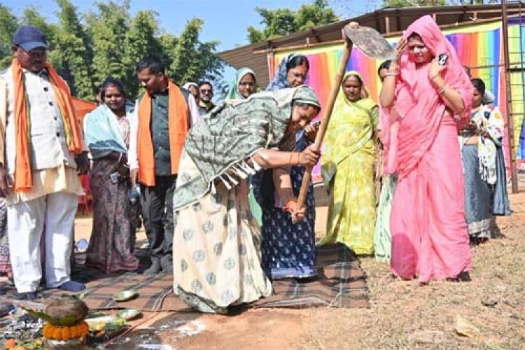 मंत्री लक्ष्मी राजवाड़े ने दो सड़क निर्माण कार्यों का किया भूमिपूजन