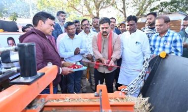 उप मुख्यमंत्री विजय शर्मा ने 02 स्क्वायर बेलर मशीनों का किया लोकार्पण