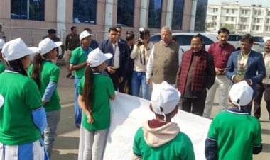 मंत्री रामविचार नेताम ने विद्यार्थियों की शैक्षणिक भ्रमण बस को हरी झंडी दिखाकर किया रवाना