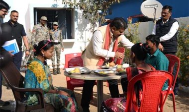 पुनर्वासित युवाओं के साथ उपमुख्यमंत्री विजय शर्मा ने किया आत्मीय संवाद, साथ बैठकर किया सुबह का नाश्ता