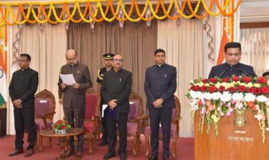 राज्यपाल डेका ने अमिताभ जैन को मुख्य सूचना आयुक्त एवं अग्रवाल और मिश्रा को राज्य सूचना आयुक्त पद की शपथ दिलाई