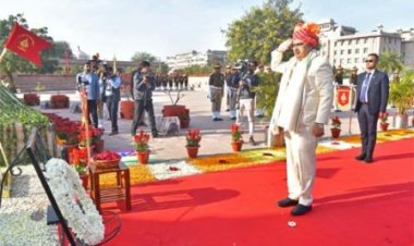 मुख्यमंत्री ने अमर जवान ज्योति पर पुष्पचक्र अर्पित कर शहीदों को दी श्रद्धांजलि