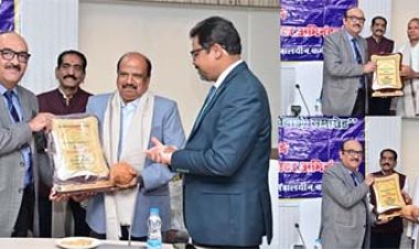 मुख्य सचिव कार्यालय के अवर सचिव अरूण कुमार हिंगवे सहित दफ्तरी खुमान सिंह और कन्हैया लाल को सेवानिवृत्त होने पर दी गई विदाई