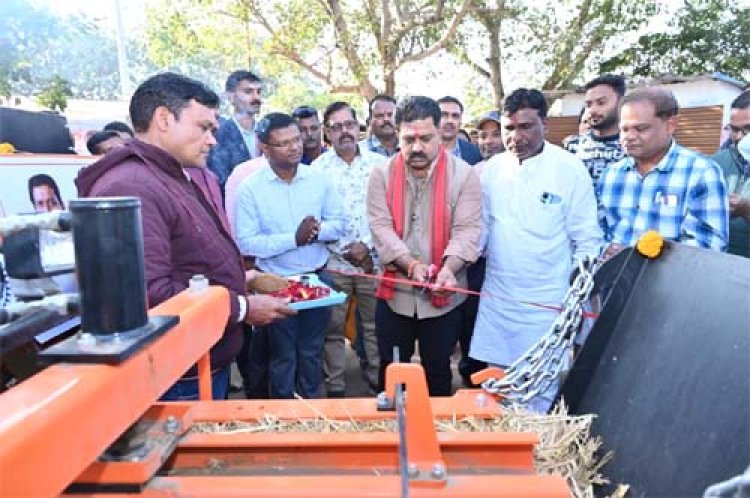 उप मुख्यमंत्री विजय शर्मा ने 02 स्क्वायर बेलर मशीनों का किया लोकार्पण