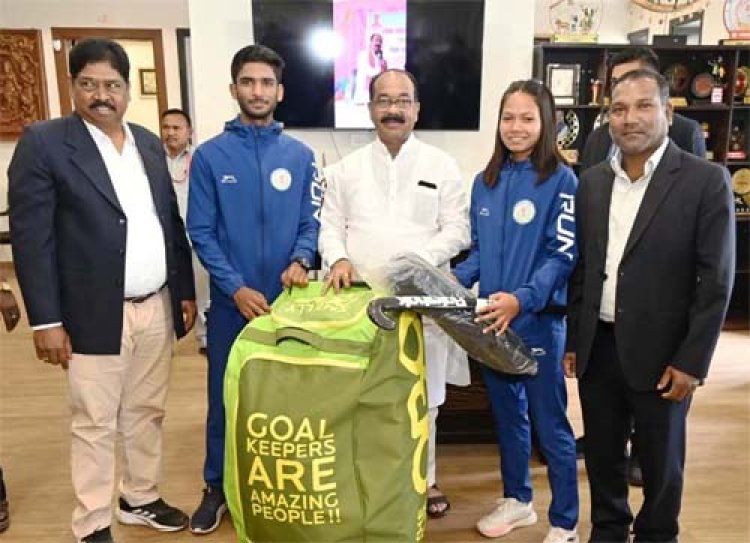 उप मुख्यमंत्री अरुण साव ने नेशनल सेंटर ऑफ एक्सीलेंस में परफॉर्मेंस असेसमेंट के लिए चयनित खिलाड़ियों को दिए हॉकी किट