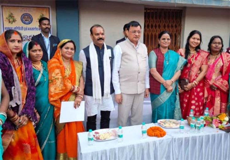 कैबिनेट मंत्री देवांगन धीवर समाज के नववर्ष एवं पारिवारिक मिलन समारोह में हुए शामिल