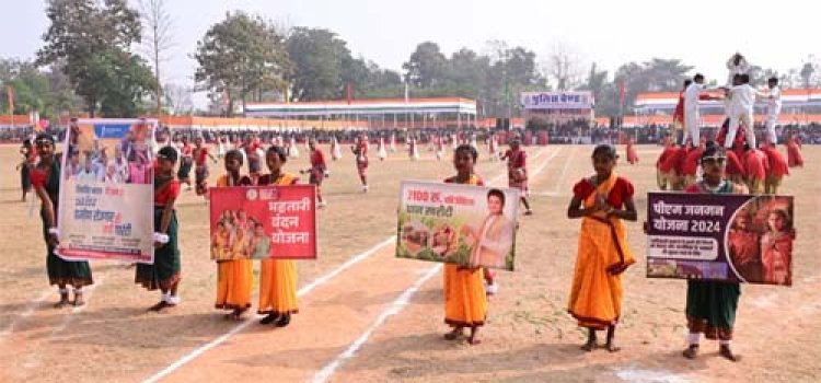 मंत्री  लक्ष्मी राजवाड़े ने बलरामपुर में किया ध्वजारोहण