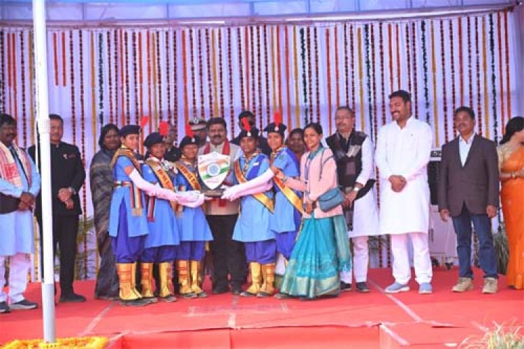 उप मुख्यमंत्री विजय शर्मा ने गणतंत्र दिवस पर अम्बिकापुर के पीजी कॉलेज मैदान में फहराया राष्ट्रीय ध्वज