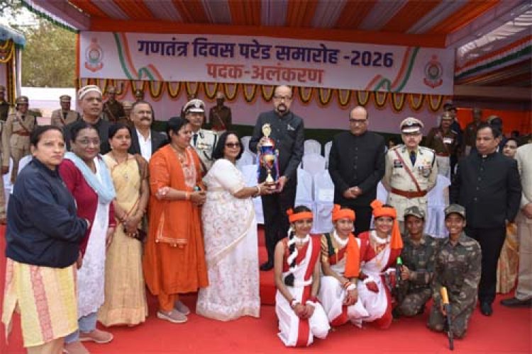 राज्यपाल ने गणतंत्र दिवस समारोह में वीरता, शौर्य एवं उत्कृष्ट सेवा के लिए किया सम्मानित