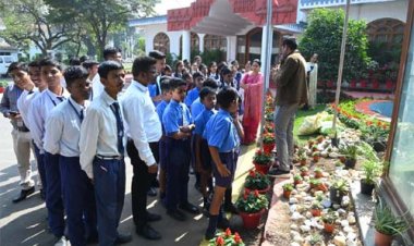 स्कूल के विद्यार्थियों ने देखा लोकभवन 