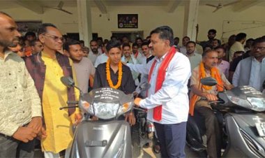 दिव्यांग विद्यार्थियों के खिले चेहरे, उप मुख्यमंत्री विजय शर्मा ने दी स्कूटी की चाबी