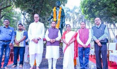 ସିଏମ ମୋହନ ଚରଣ ମଞ୍ଜୀ ପଣ୍ଡିତ ରଘୁନାଥ ମୁର୍ମୁଙ୍କୁ ତାଙ୍କ ଜନ୍ମ ବାର୍ଷିକୀରେ ଶ୍ରଦ୍ଧାଞ୍ଜଳି ଅର୍ପଣ କରିଥିଲେ।