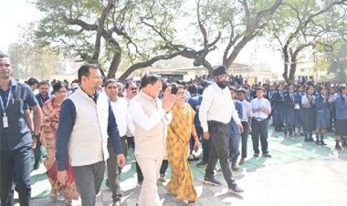 उद्योग मंत्री लखन लाल देवांगन ने छात्राओं को बांटी साइकिल, बोले: खूब पढ़े-खूब बढ़े