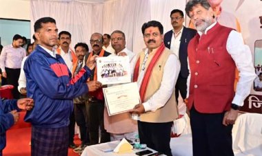 उप मुख्यमंत्री शर्मा ने 30 पुनर्वासित युवाओं को बांटे टूलकिट और मोबाइल