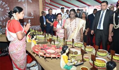 जनजातीय परंपराओं और संस्कृति पर आधारित भव्य प्रदर्शनी का राष्ट्रपति श्रीमती द्रौपदी मुर्मु ने किया अवलोकन