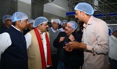 उपमुख्यमंत्री विजय शर्मा एवं वन मंत्री केदार कश्यप ने पशुपालकों एवं बिहान दीदियों के साथ किया आधुनिक डेयरियों का भ्रमण