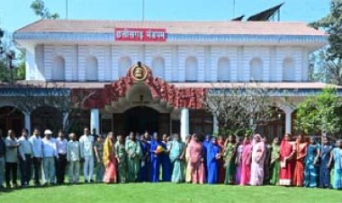 राज्यपाल के गोद ग्राम टेमरी के ग्रामीणों ने किया लोकभवन का भ्रमण