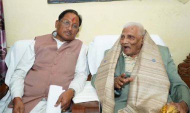 मुख्यमंत्री विष्णुदेव साय ने लोकतंत्र सेनानी डॉ. निर्मल घोष से की मुलाकात