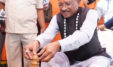 मुख्यमंत्री साय ने कुम्हार के चाक पर गढ़ा दीया, पारंपरिक शिल्पकारों से किया आत्मीय संवाद