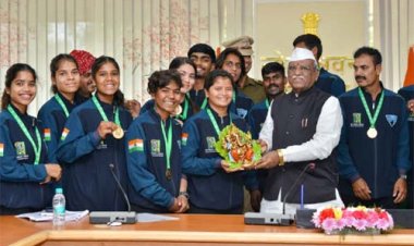 राज्यपाल से लैक्रोज खेल के खिलाड़ियों ने मुलाकात की