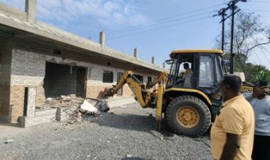 सिंहस्थ क्षेत्र में अवैध होटल, आश्रम व अन्य पक्के निर्माण पर चला बुल्डोजर