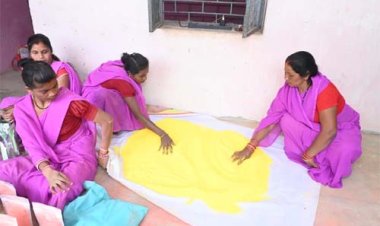 इस बार प्राकृतिक रंगों से रंगीन होगी होली : स्व सहायता समूह की महिलाएं कर रही है प्राकृतिक गुलाल का निर्माण